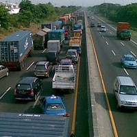 4 Truk Terlibat Kecelakaan Beruntun, Tol Satelit Macet 2 Km