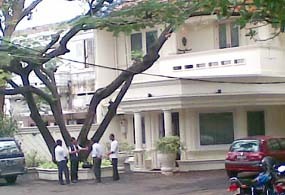 Ada 3 Jejak Kaki dan Sidik Jari di Tembok Rumah