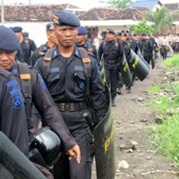 1.500 Polisi Amankan Lokasi, Warga Gelar Istighosah