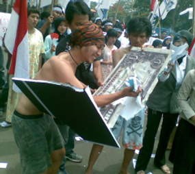 Peringati Sumpah Pemuda, Dewan Pemuda Jabar Bakar Replika Dolar AS