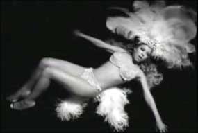 Mariah Carey Pamer Tubuh di Video Klip