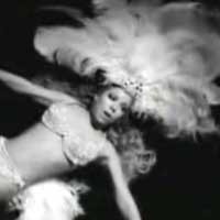Mariah Carey Pamer Tubuh di Video Klip