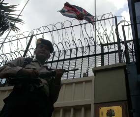 Melintas di Depan Kedubes Inggris Diperiksa Detektor