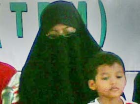 Istri Muklas ke LP Batu Senin