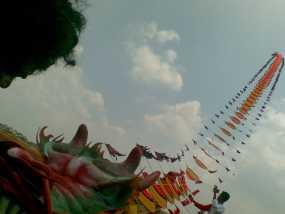 Wuss..Dan Layang-layang pun Terbang Tinggi di Cakung