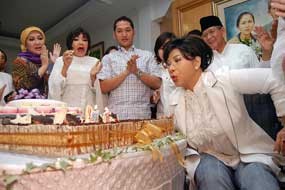 Ultah ke-71, Titiek Puspa Rayakan di Atas Kursi Roda