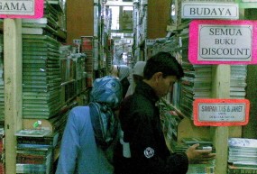 Buku Bergambar Palu Arit Tak Ditemui di Bandung