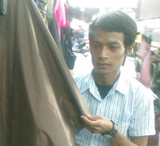 Pejual Jas Hujan Panen