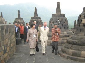 Pangeran Charles Sesalkan Keindahan Borobudur Dirusak Banyaknya Tower BTS