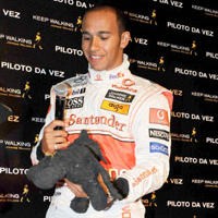 Hamilton Bertahan dari Perlakuan Rasis