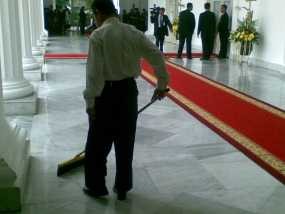 Hujan Deras, Plafon Teras Istana Merdeka Bocor