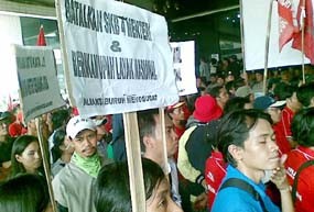 Ratusan Buruh Tuntut Upah Secara Nasional, Minimal Rp 3,5 Juta