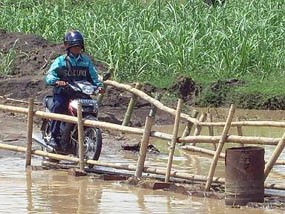 Diterjang Banjir Kiriman, Jembatan Kwadungan Putus