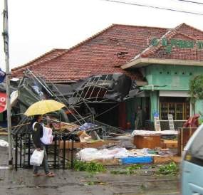 Banyak Atap Gedung Jebol, Jalanan Macet Total