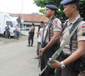  3 Truk Berisi Polisi Diseberangkan ke Nusakambangan 