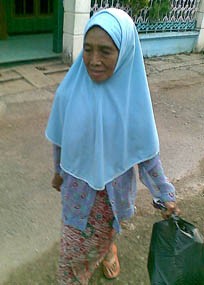 Ibu Amrozi dan Muklas Lega,  Anaknya Belum Dieksekusi