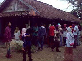 Warga Ramai-ramai Abadikan Rumah Amrozi