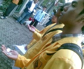 Turunkan Premium, Pertamina Dilempari Uang Receh