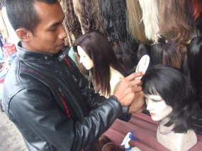 Wisatawan Malaysia Rajin Belanja Rambut Palsu