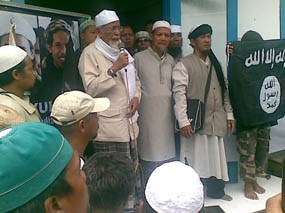 Abu Bakar Baasyir Kunjungi Ibunda Amrozi
