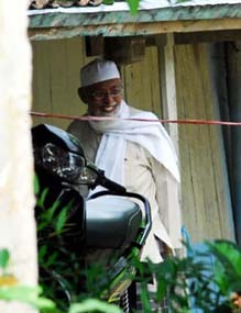 Abu Bakar Baasyir Kunjungi Ibunda Amrozi