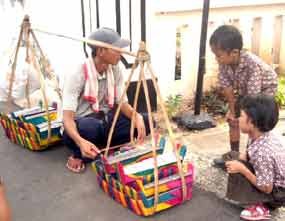 Demi Sesuap Nasi, Penjual Gambang Rela Berkeliling