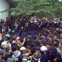 Ribuan Orang Iringi Jenazah Amrozi ke Ponpes Al Islam