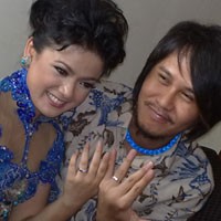 Nirina Dilamar Ernest Dengan Pempek