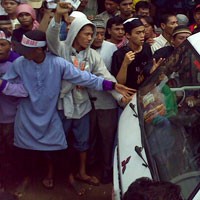 Ribuan Orang Iringi Jenazah Amrozi ke Ponpes Al Islam