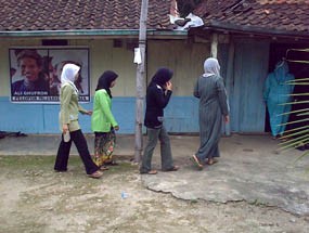 Pelayat Mulai Datangi Rumah Amrozi di Tenggulun
