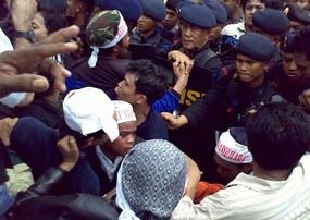 Dua Anggota Brimob Luka, Satu Orang Diamankan