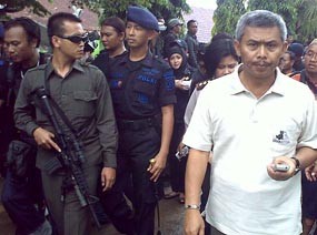 Pantau Tenggulun, Kapolda Jatim Dikawal Densus 88