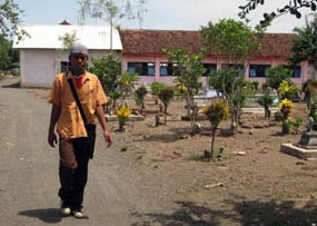 Pelajar SMA di Banyuwangi Belajar di Tengah Makam