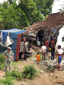 Truk Bermuatan Mebel Terjang Rumah, Enam Orang Luka