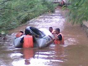 Mau Ambil Penyumbat Arus Sungai, Satpam Hanyut