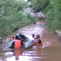 Mau Ambil Penyumbat Arus Sungai, Satpam Hanyut