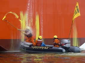 Polisi Minta Aktivis Greenpeace Bebaskan Kapal Gran Cauva