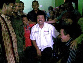 Suara Pilgub Dihitung, Gus Ipul Besuk Ketua GP Ansor Lamongan