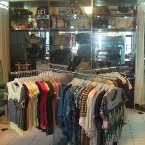 Warna-warni Produk Impor di Dreamy Butik