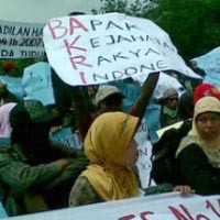 Korban Lapindo Minta Sumbangan di Jalan Diponegoro