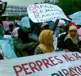 Korban Lapindo Minta Sumbangan di Jalan Diponegoro