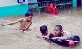 Tetap Ceria di Tengah Banjir