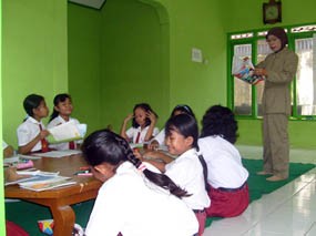 Ruang Kelas Roboh, Puluhan Siswa Belajar di Mushola