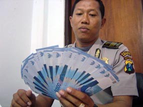 Polisi Amankan Pembeli Perhiasan dengan Uang Palsu