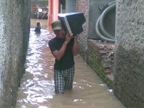 Ketinggian Air di Kampung Cieunteung Mulai Surut