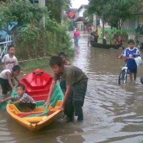 Sekolah Kebanjiran, Bocah Perahu Bermunculan