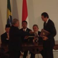  Peluk dan Cium Sambut Penandatanganan 3 MoU 