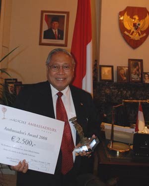 JE Habibie Raih Best Ambassadors Award