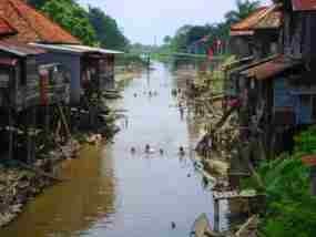 Puluhan Kubik Sampah Dibuang Warga Palembang ke Sungai Setiap Hari