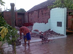 Sebelum Dilumat Lumpur, Warga Pilih Bongkar Rumah